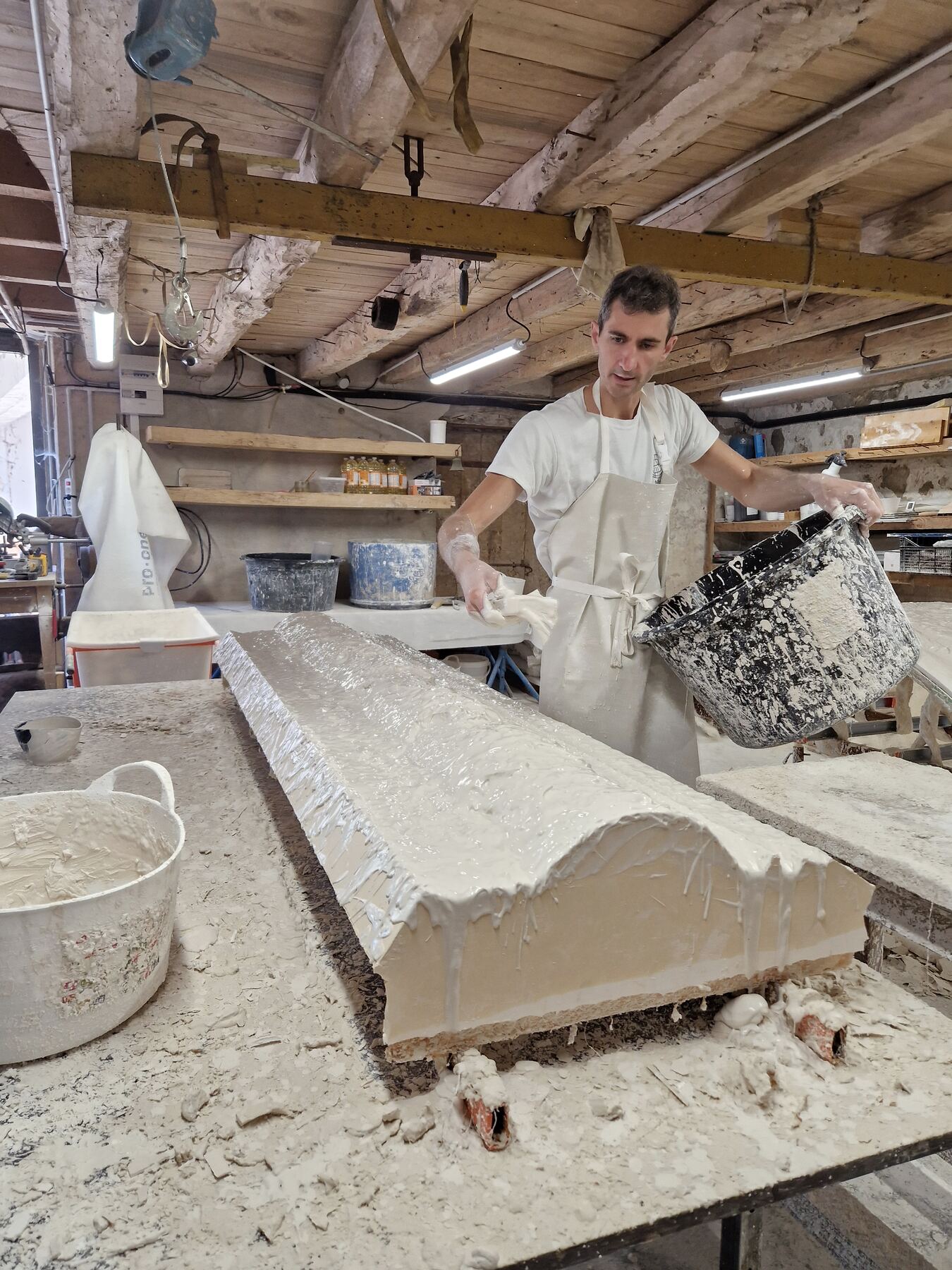 Panneau de staff cintré, moulé à l’atelier, sur tréteaux
