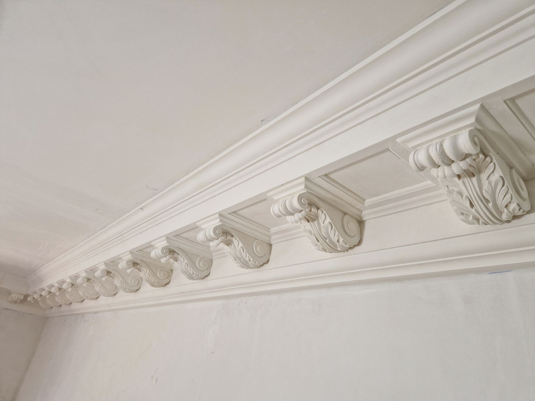 Corniche et plafond en plâtre