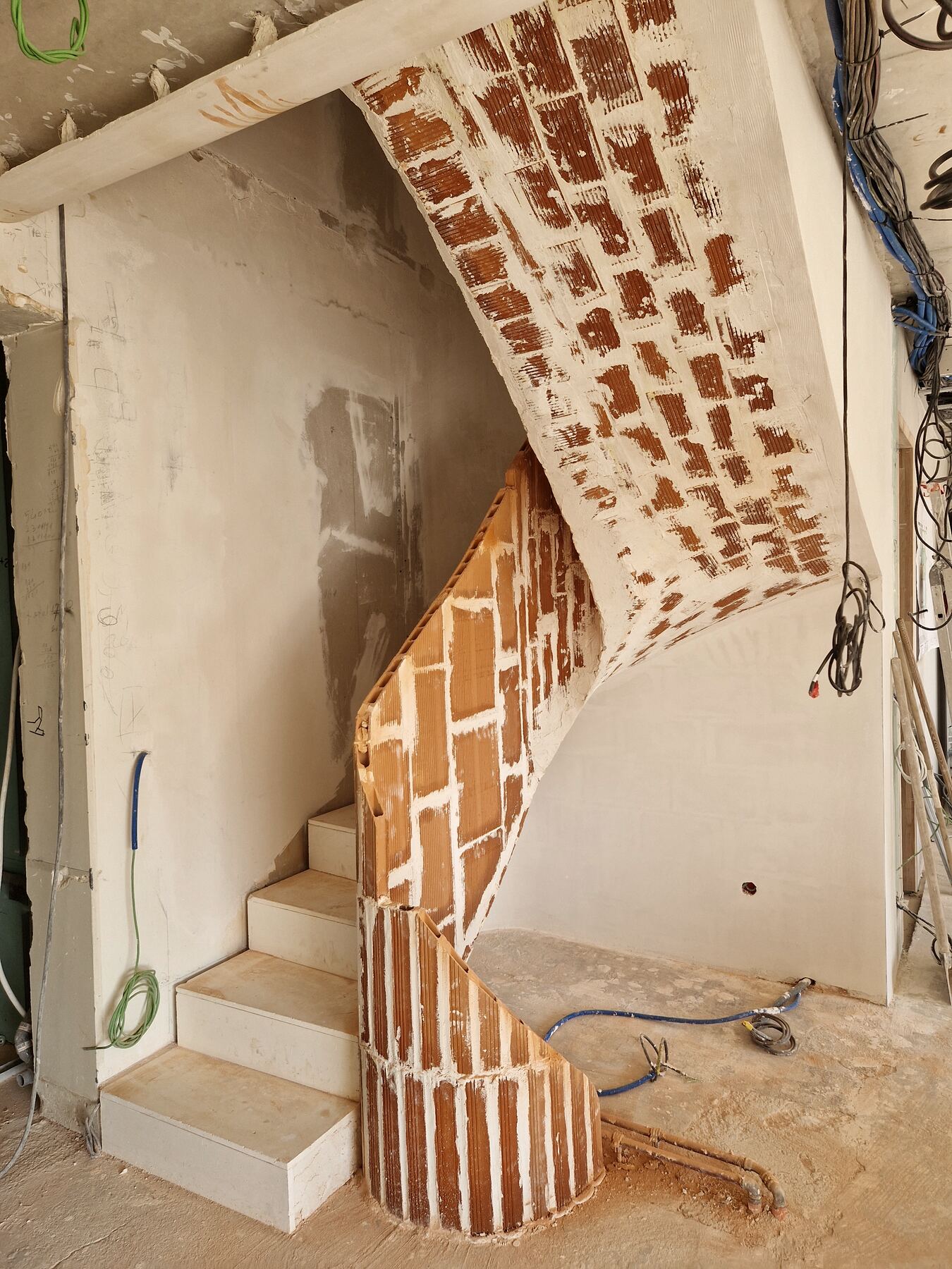 Escalier sur voûte sarrasine — montage en briques