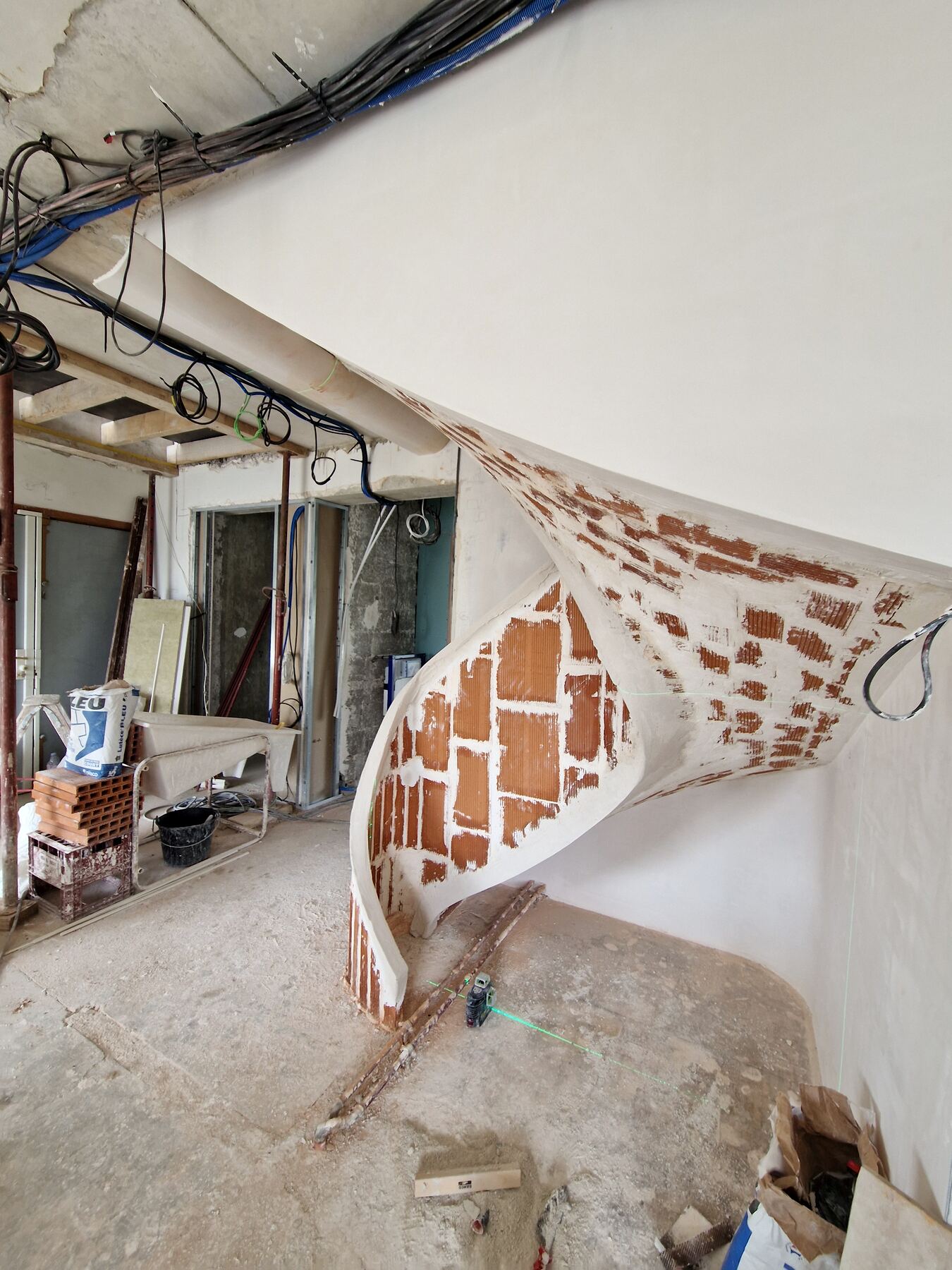 Escalier sur voûte — limon et marches enduits au plâtre