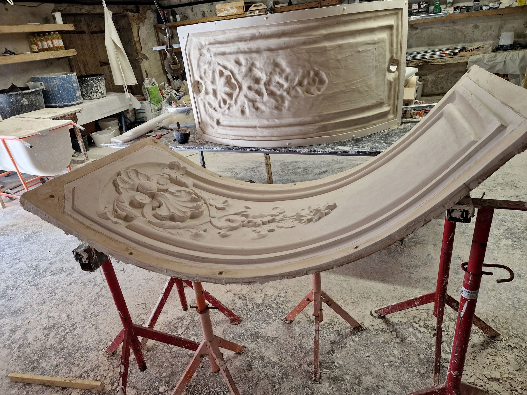 Corniche ornée sur tréteaux à l’atelier