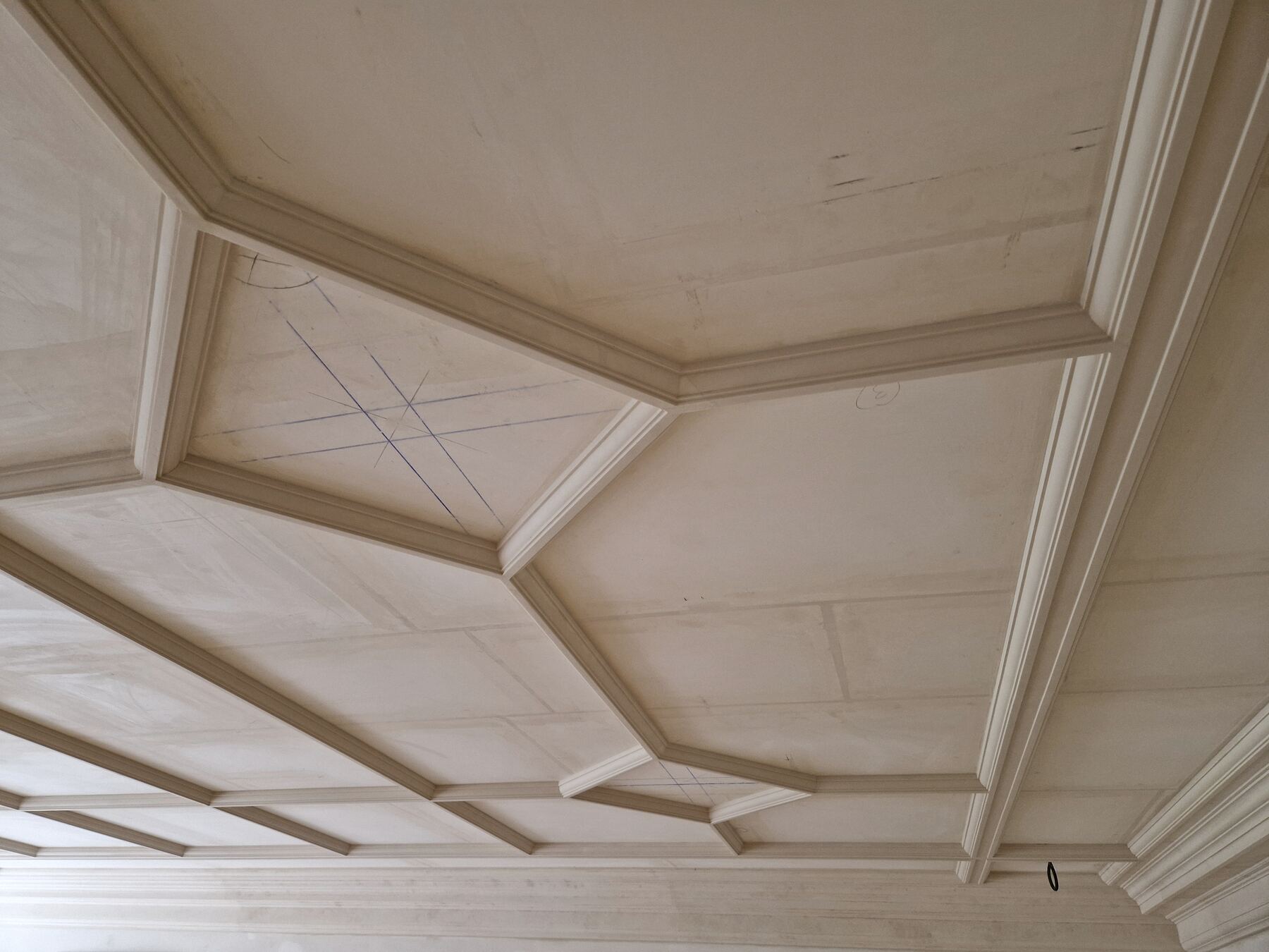 Plafond à panneaux moulurés